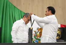 Gobernador Eduardo Ramírez Aguilar impone medalla “Ángel Albino Corzo Castillejo” a Florentino Pérez